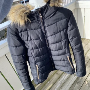 Svart varm vinterjacka  - Superfin svart vinterjacka med fuskpäls, superfint skick och skulle säga att den har otroligt bra kvalitet!! Gulddetaljer och jättestora bra fickor❄️skriv gärna vid intresse och fler bilder💗