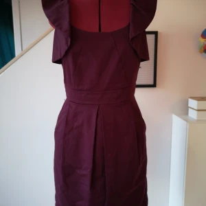 Warehouse klänning stl 12 .  - Warehouse klänning stl 12 i bra skick. Ej stretch så den kan upplevas aningen mindre. 