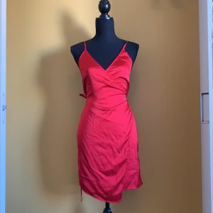 Klänning  - Klänning designad av Linn Ahlborg för nakd. Använd en gång men säljer billigt då kvalitet inte va den bästa