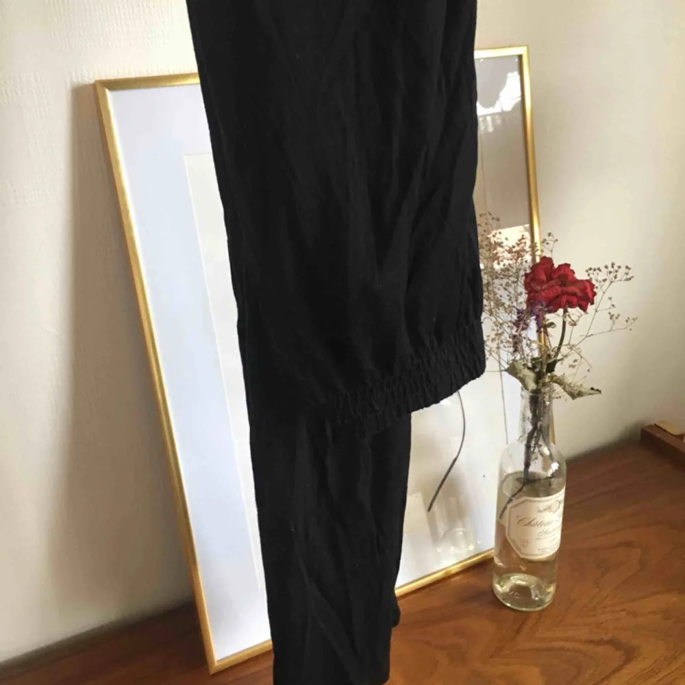 Såå sköna svarta mjukisbyxor, tunt tyg och sitter snyggt på! Säljer pga har liknande!🌸🌸🌸  Möts upp i Uppsala + fraktar✨. Jeans & Byxor.