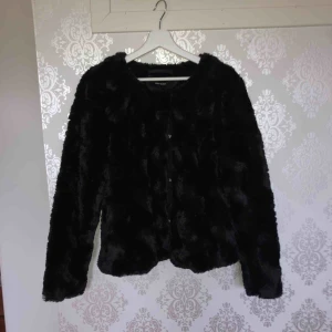  - Det är storleken L men jag är en S och den är lite står så laddar M, använd 1 gång! Dock är knappen längst ner på ena sidan tyvärr  borta, få jag köpte den utan knapp, men funderar fortfarande bra att använda 