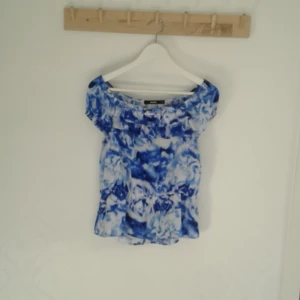  - Superfin blus med volanger från Bikbok, använd en gång så är i nyskick.  Riktigt fin och skön fest/finblus, säljes då den inte längre är min stil.  Pris 30kr, kan skickas men då står köparen för frakt.  Betalas med swish.