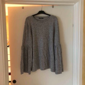  - Så fin grå mysig hösttröja från Zara med flare ärmar!🌸 perfekt skick!