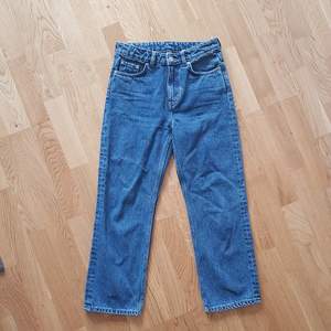 Ett par !helt oanvända! Voyage Standard jeans från weekday. Strl 26. Höga i midjan, kortare modell.  