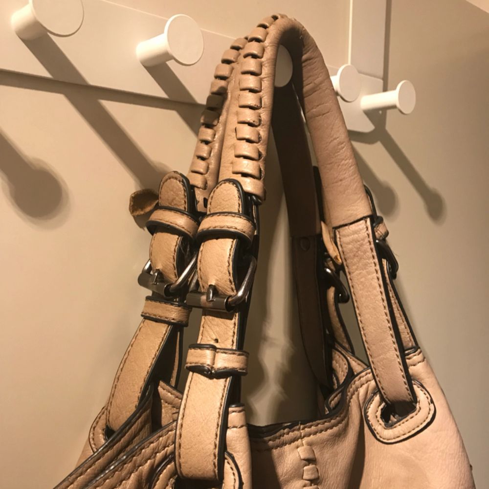 Beige handväska i ”pås-modell” | Plick Second Hand