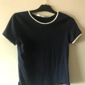  - Marinblå tshirt från Lager 157. Väldigt fin till ett par vita jeans och det perfekta basplagget. Tar Swish!