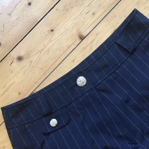  - Ett par jättesnygga kostymbyxor i fint skick. De är tyvärr för stora för mig nu. Innan hade jag storlek 38 och funkade perfekt med skärp till. Jag kan skicka större bilder till den som vill se mer av dem. ☀️