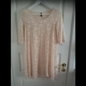  - Ljusrosa spets klänning ifrån H&m. I mycket fint skick. Köparen står för eventuell frakt.  Strl : 38  =)