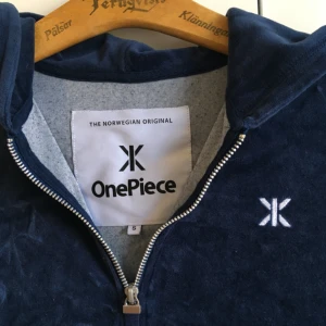  - Jumpsuit från Onepiece i sammet, Med stor mysig luva! Pris går att diskutera!