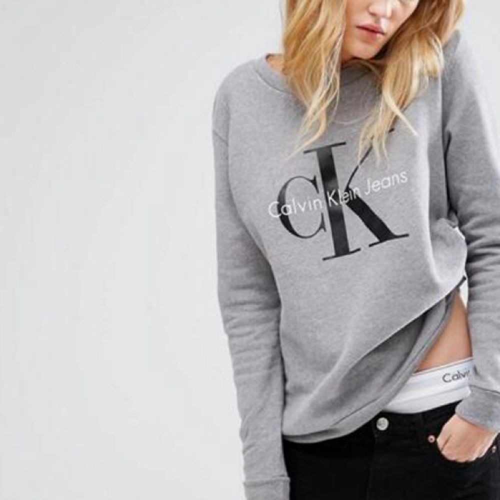 Sweatshirt från Calvin Klein. Använd ett fåtal gånger, alltså i jättefint skick! ☀️ Köparen står för ev fraktkostnad 💌. Huvtröjor & Träningströjor.