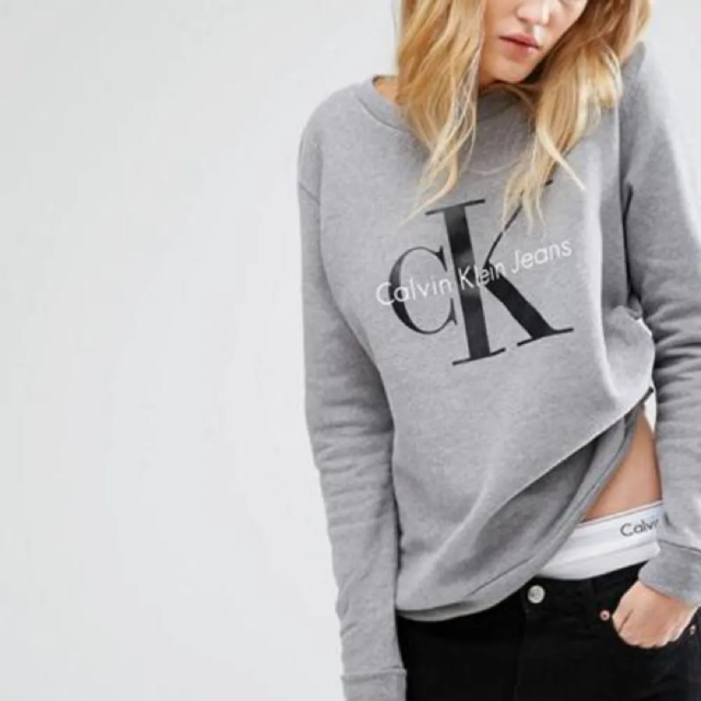 Sweatshirt från Calvin Klein. Använd ett fåtal gånger, alltså i jättefint skick! ☀️ Köparen står för ev fraktkostnad 💌. Hoodies.