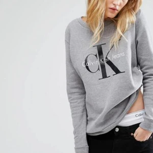  - Sweatshirt från Calvin Klein. Använd ett fåtal gånger, alltså i jättefint skick! ☀️ Köparen står för ev fraktkostnad 💌
