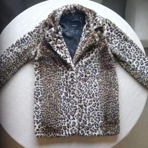 Leopardmönstrad faux fur kappa från Vero Moda i storlek L. Inköpt i December 2017. Sparsamt använd. Inköpspris 600kr, säljer för halvapriset. Köparen står för frakt, 95kr med PostNord. 