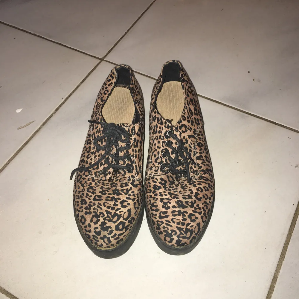 Leopard-mönstrade platå-skor i relativt fint skick. Endast använda ett par gånger. . Skor.