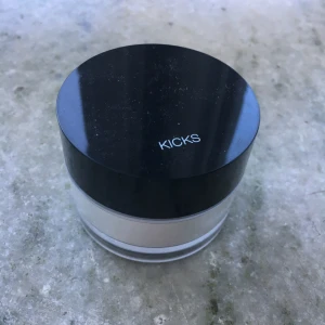  - Transparant löspuder från Kicks. Använt väldigt sparsamt 2 gånger, som nytt! Köpt för 149 kr. Kommer ej till användning tyvärr. Kan mötas upp i Stockholm eller skicka mot fraktkostnad (39;-)