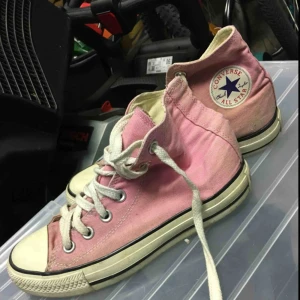  - Supersöta rosa converse i storlek 36. I använt men fint skick, dem är endast lite skitiga men det är inget som inte går bort om man tvättar dem. Dem är tyvärr för små för mig