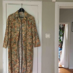  - Snygg skjortklänning/kappa! Bär den hur du vill! Med blommigt tapetmönster! Köpt på second hand! Köparen står för frakten!✨ endast swish!