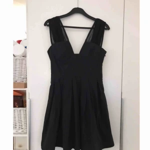  - Svart festklänning i storlek xs. Gott skick. 