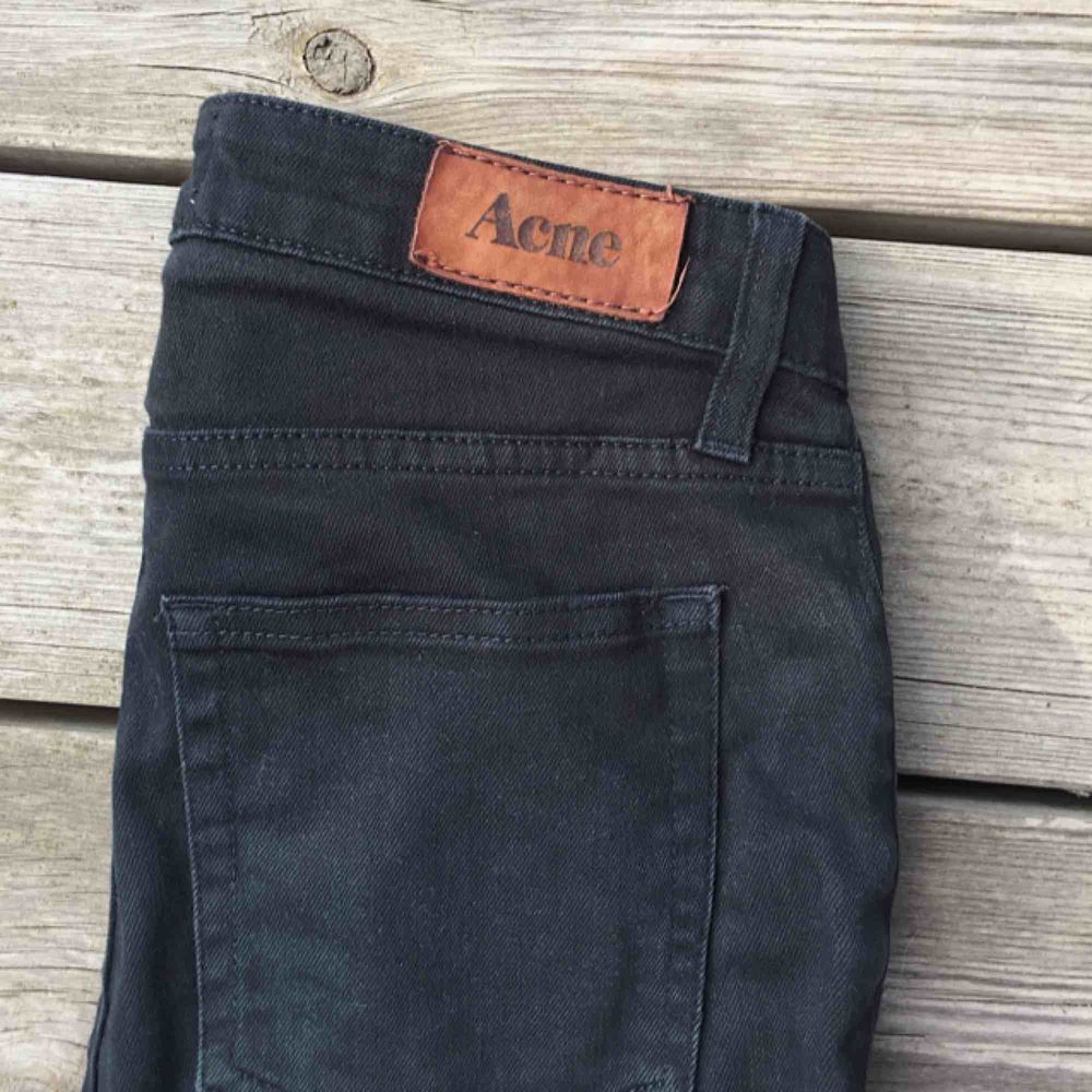 Klassiska Acne stuprörsjeans i modellen ”Flex s wet black” storlek 27/32. Jeans & Byxor.