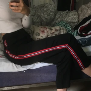  - Et par super cola byxor med en röd detalj inköpta från JC för 700kr mtreial:lite kostymaktigt vid intresse kontakta mig kan mötas upp på Södermalm eller pata (köparen står för frakten)