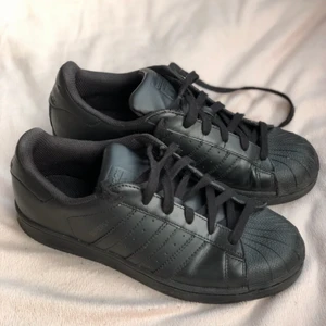  - Adidas SUPERSTAR FOUNDATION i storlek 39. Använda ett fåtal gånger. Säljer på grund av fel storlek och de endast står och tar plats i garderoben🌸  Skriv gärna för fler bilder🌸 Eventuell frakt tillkommer🌸