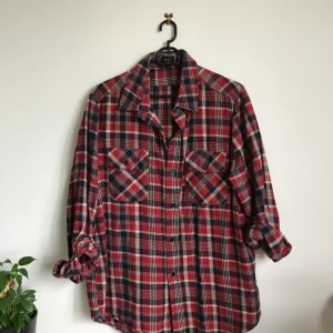  - Flanellskjorta från Pop-butik. Extremt bekvämt och tåligt material. Frakt tillkommer.