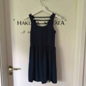  - Basic, oanvänd klänning