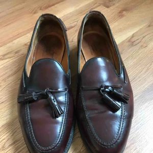  - Vinröda loafers från England. Riktigt läder, mycket bra kvalité. Frakt tillkommer 