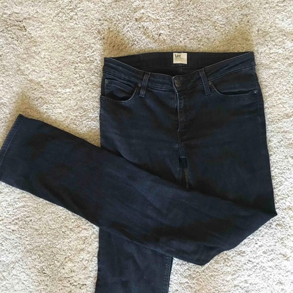 Svarta jeans med lite bootcut från Lee, mycket bra skick! Storlek w 29 men passar också 27 eller 28 . Jeans & Byxor.