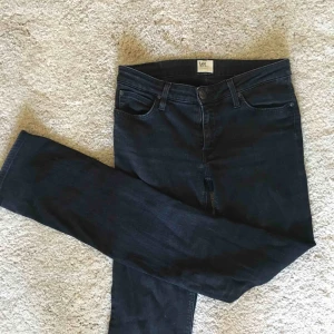  - Svarta jeans med lite bootcut från Lee, mycket bra skick! Storlek w 29 men passar också 27 eller 28 
