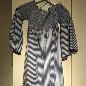  - Off-shoulder klänning från Zara som jag köpt i Prag förra året. Aldrig använt för att jag inte hittat något bra tillfälle. Storlek M. Köparen står för frakt!