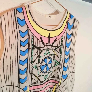  - Basketlinne med snyggt tryck som ser likadant ut på baksidan. Köpte det på Chicy för några år sen och det är bara använt en gång. Köparen står för frakt :)