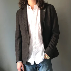  - Knappt använd kavaj från GANT. ”Grandpa Blazer Mud Brown”. Storlek 46. Nypris 3500kr.