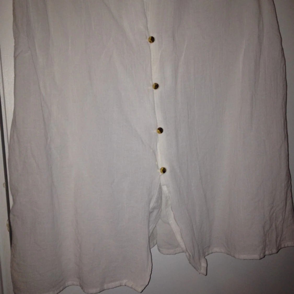 Vit blus från H&M strl xs. Sparsamt använd! Knappar i ryggen, se bild 2