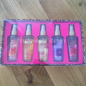  -  Fick detta paket i födelsedags present nyligen, har inte öppnat den sen jag fick den och i paketet finns det 5 olika vs parfymer. Paketet är äkta och köpt från vs affären.