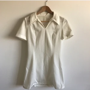  - Vit söt klänning som är nyligen köpt här på Plick men passade tyvärr inte på mig. Därför säljer jag den igen. Bilderna är från annonsen jag köpte från men jag har endast provat den efter.