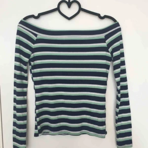  - Skön , randig Off shoulder top , gratis frakt vid snabbt köp! 