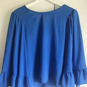  - En supervacker blus med vida ärmar från Zara. Endast använd 2 gånger✨  Eventuell frakt tillkommer 