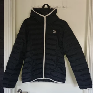  - Adidas original dunjacka storlek Medium Superfint skick. Frakten ingår i priset 🙏
