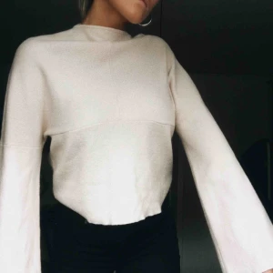  - Ljusrosa tröja från BikBok. Hög hals och vida ärmar. Passar mig som är en S!!