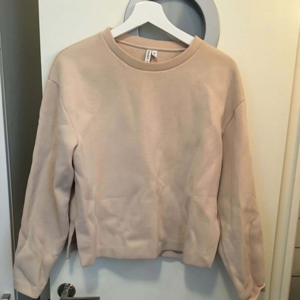 Snygg tröja i använt skick med någon skavank (därav det låga priset). Färgen är ljusrosa/beige. Passar 36-38. Tröjor & Koftor.