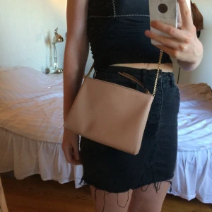  - Sparsamt använd handväska från H&M! Köparen står för frakt!