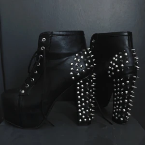  - Snygga klackar, inspirerade av Jeffrey Campbellskor, aldrig använda utomhus, bara stått som prydnad men har råkat fått en reva fram på tån.  30kr + ev frakt 🌸