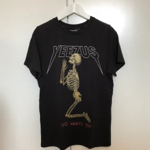  - Säljer min älskade Yeezus tröja, inköpt på Urban Outfitters för 590 kr (flyttar utomlands, därav priset). Försiktigt använd! Storlek S i herrstorlek så lite större. Skriv för frågor eller fler bilder :) 