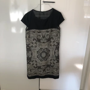  - Säljer en superfin klänning från Mango. Hel och fin! 