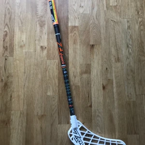  - Sprillans ny innebandy klubba från Zone.  Plasten kvar och aldrig använd. Läng 96 (går att kapa) flex 29