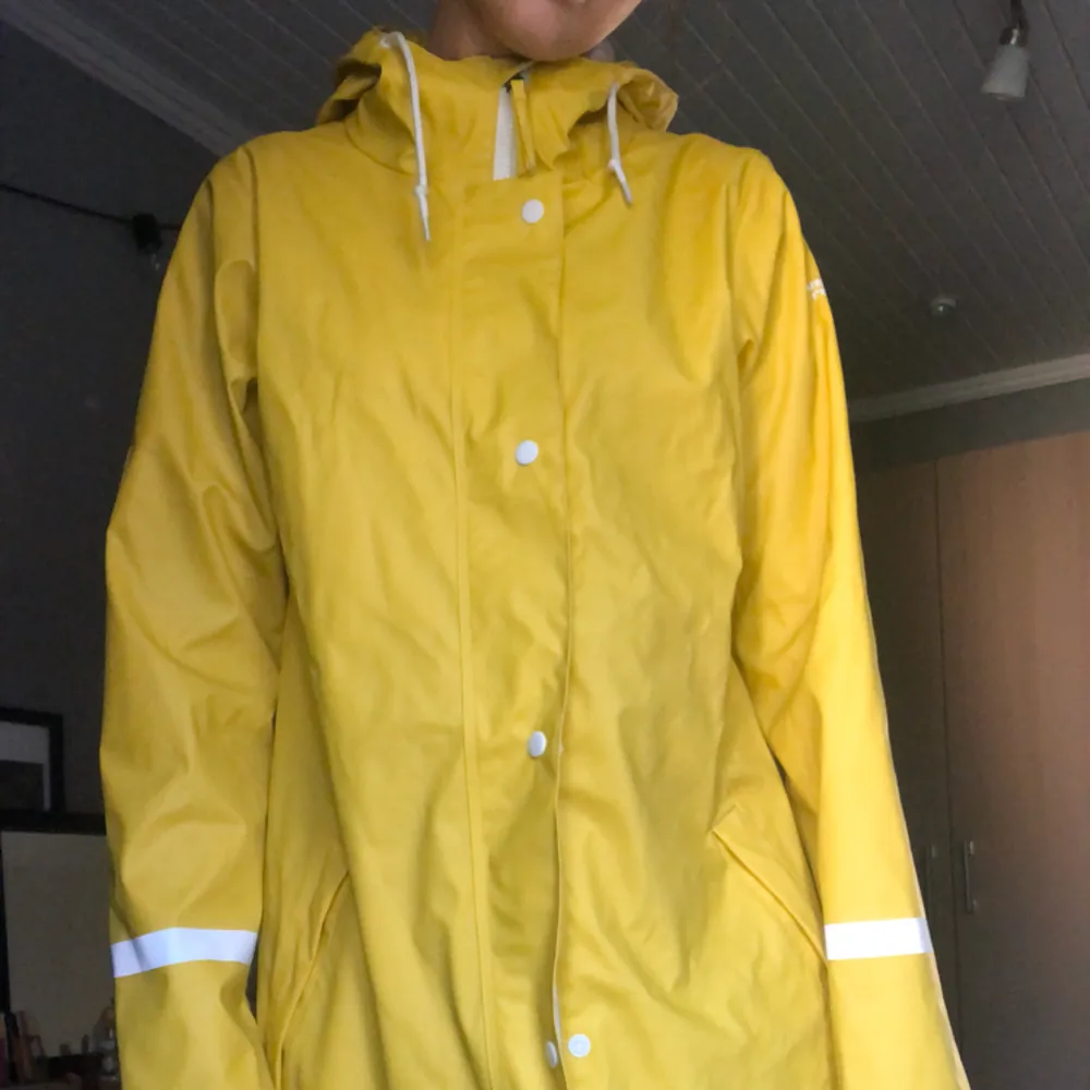 En gul regnjacka i storlek 38, jag har vanligtvis storlek S då jackan sitter perfekt. Passar bra till regniga höst dagar. Kan mötas upp i södra Stockholm annars  frakta då köraren står för kostnaden.. Jackor.