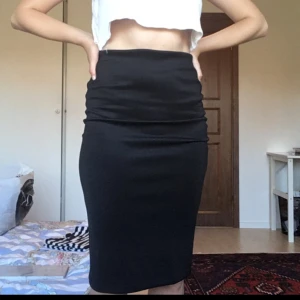  - Svart, halvglansig kjol. Strl 38 men passar även mig som 36. Sitter åt snyggt iom lite tjockare tyg. Blir liksom inte sladdrig eller rynkig