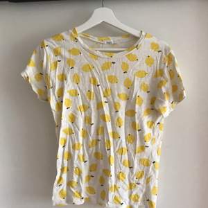 Söt t-shirt med små citroner på!🍋🍋 Som ny!✨ Skriv gärna om du undrar något 😘 (frakt tillkommer) 