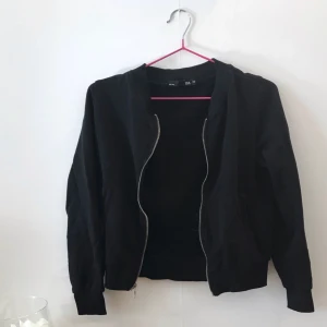  - Varm svart kofta från Lager 157 som passar perfekt nu inför hösten!🍂🍁